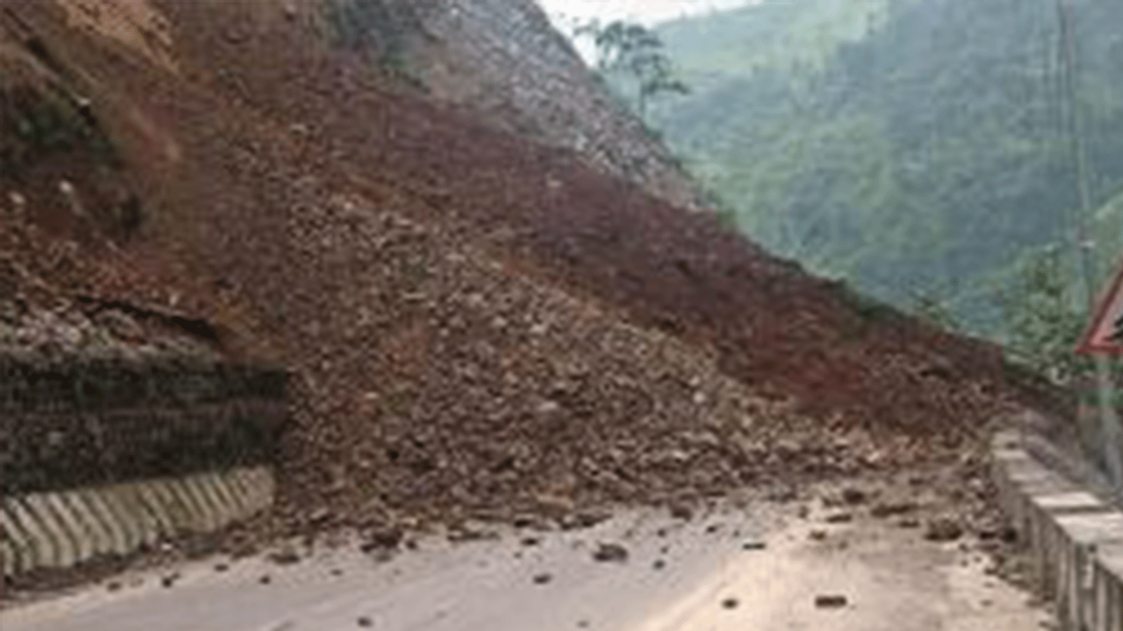 बाढी, पहिरो र वर्षाले ५ ठाउँका सडक पूर्णरुपमा अवरुद्ध