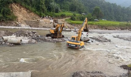 यात्रु र यातायात व्यवसायीलाई सास्ती अझै भएन सुचारु, मेची राजमार्गको वैकल्पिक मार्ग