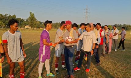 कैलालीमा मदन भण्डारी कप जिल्लास्तरीय फुटबल प्रतियोगिता सुरु, सहाराको विजयी सुरुवात कैलालीमा मदन भण्डारी कप जिल्लास्तरीय फुटबल प्रतियोगिता सुरु, सहाराको विजयी सुरुवात