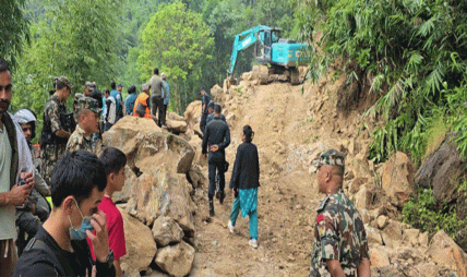 पहिरोका कारण अवरुद्ध मेची राजमार्ग खुलेन, यात्रुलाई सास्ती